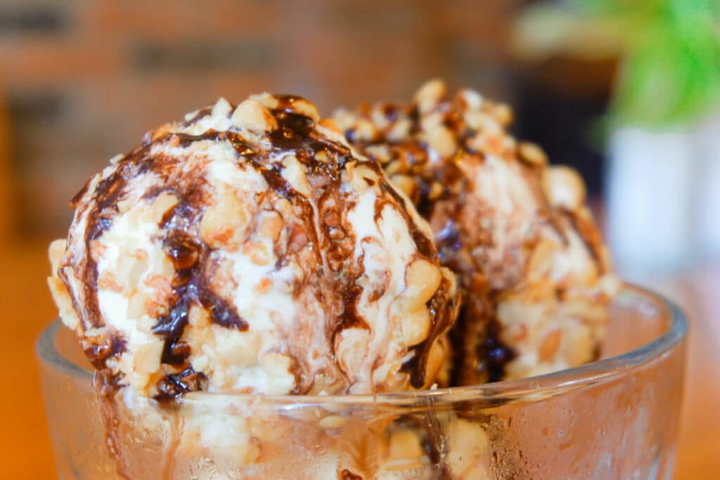 Eiskreme Peanut Cracker im Chops and Hops Restaurant in Tulamben auf Bali