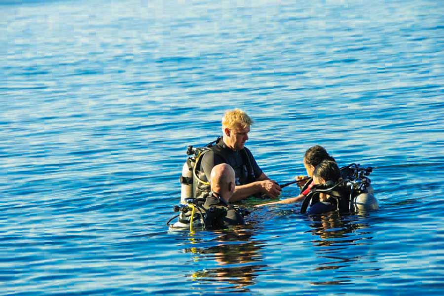 Pemandu selam menyiapkan penyelaman di Teluk Tulamben