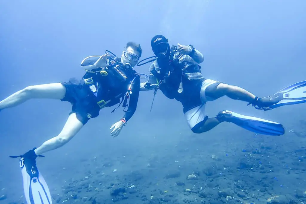 Glückliche Taucher in Tulamben auf Bali