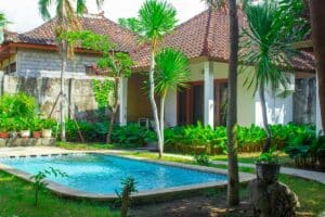 Ansicht über dem Pool auf ein Bungalow im Ocean Sun Homestay in Tulamben auf Bali