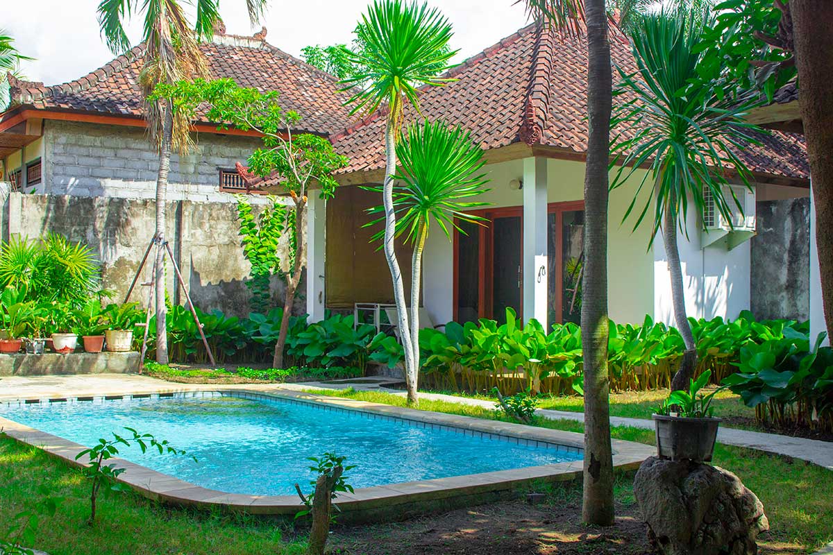 Ansicht ueber dem Pool auf ein Bungalow im Ocean Sun Homestay in Tulamben auf Bali