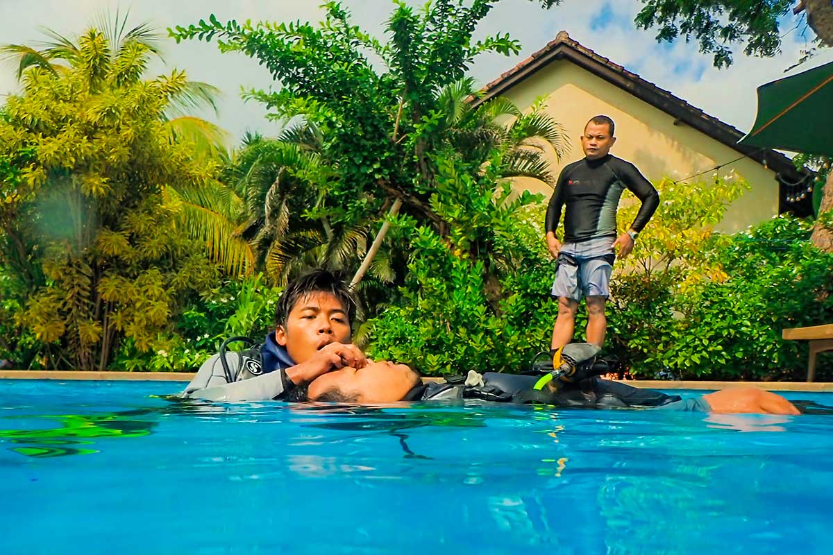Pelatihan Stres & Penyelamatan dengan Sekolah Selam Ocean Sun Diving di Bali