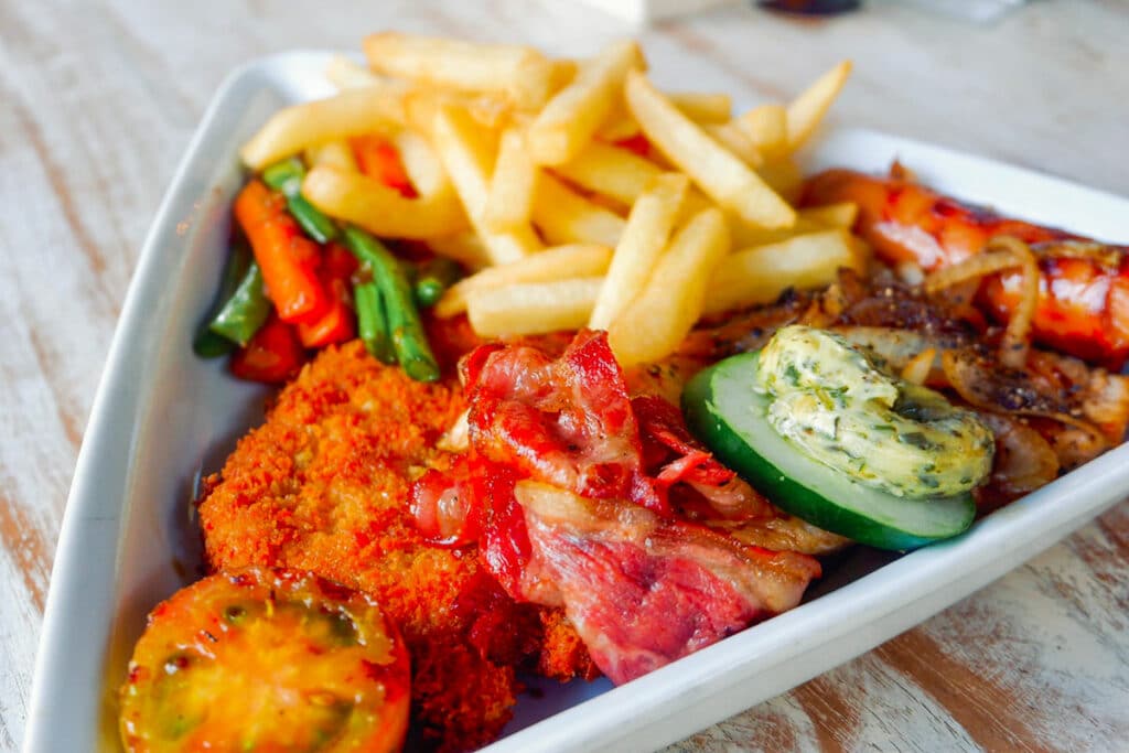 Plate Meat Lover im Chops and hops Restaurant in Tulamben auf Bali