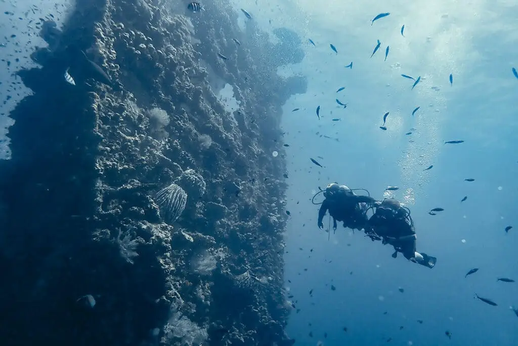 Zwei Taucher am Liberty Wrack in Tulamben