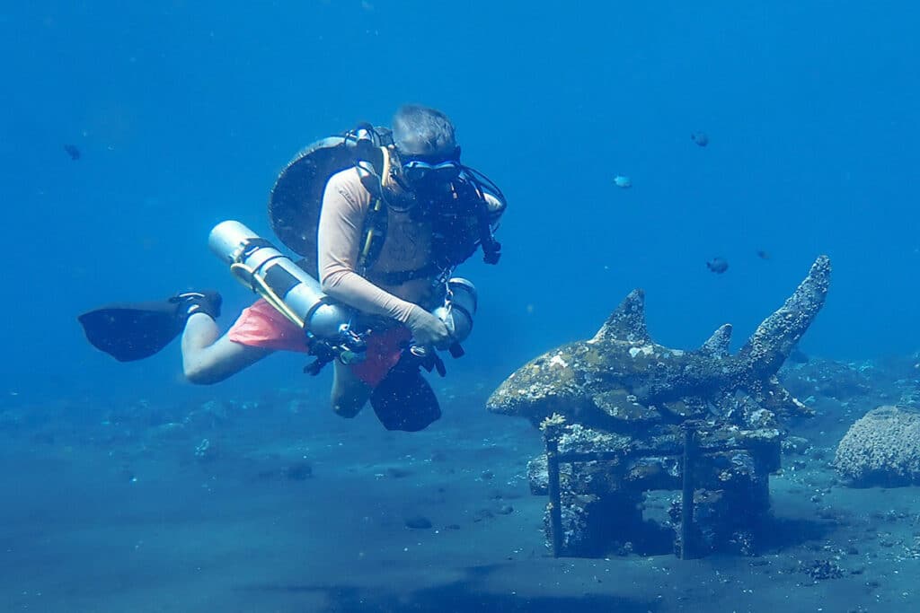 Penyelam SCR Horizon di Patung Hiu di Tulamben