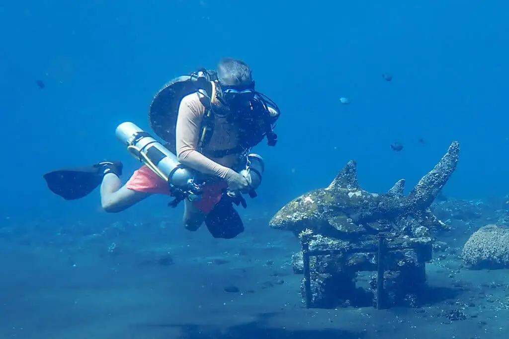 SCR Horizon Taucher an dr Hai Skulpture in Tulamben