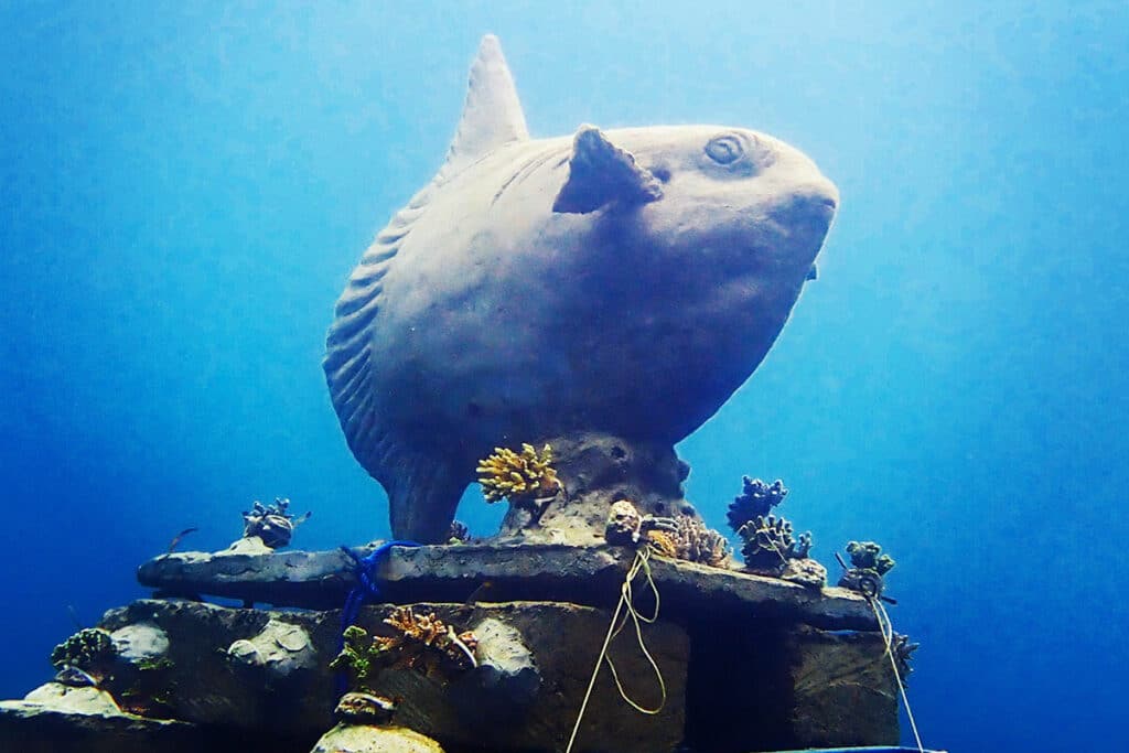Terumbu buatan dalam bentuk patung mola-mola di taman karang dekat Tulamben di Bali