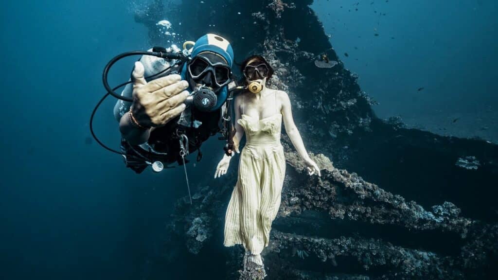 Pemotretan model di bengkel fotografi model bawah air di Bali