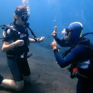 Tauchlehrer mit seinem Schueler im Freiwasser