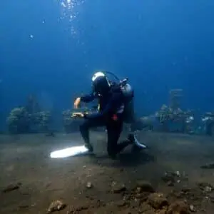 Tauchlehrer bei der Arbeit im Freiwasser