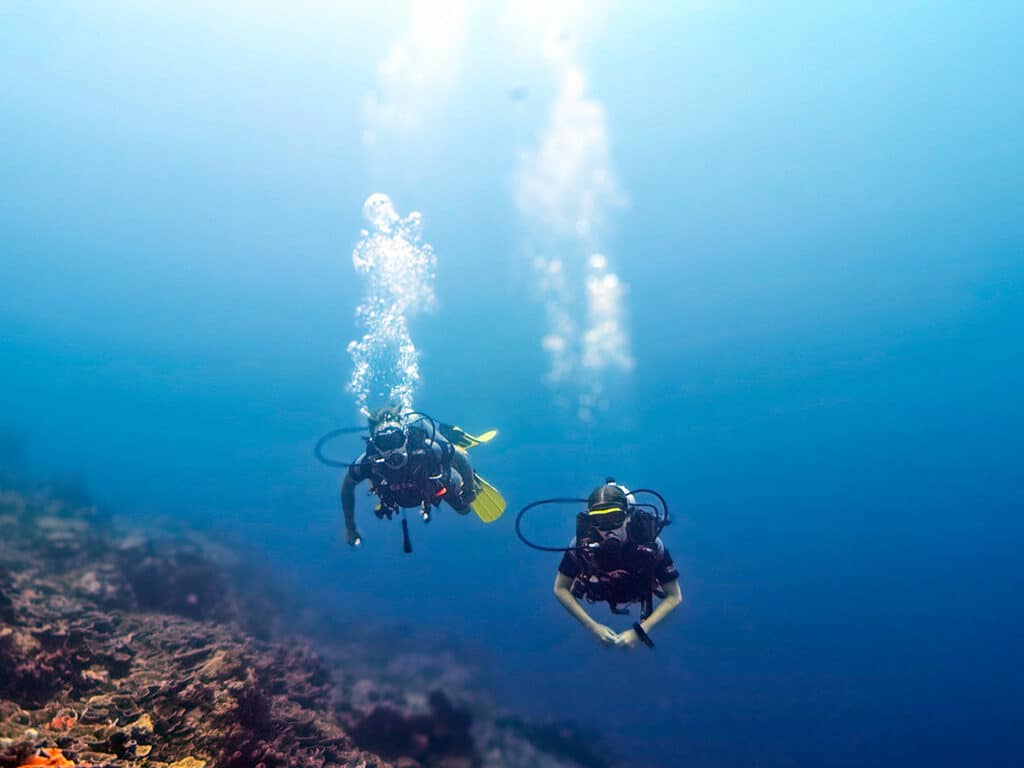 Divers in the water of Bali thanks to the MINI diving package