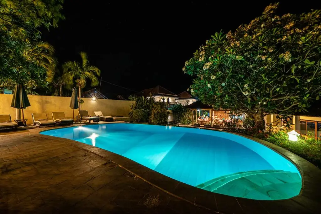 Ocean Sun Dive Resort Pool in der Nacht